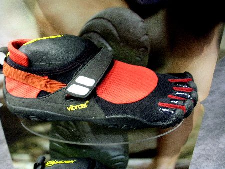 We just heard about the Vibram Five Fingers Sport Trek for Fall 2010 a few weeks back; here is another color combination.  Note the TPU toe protection, the Achilles notch, and the Trek sole.