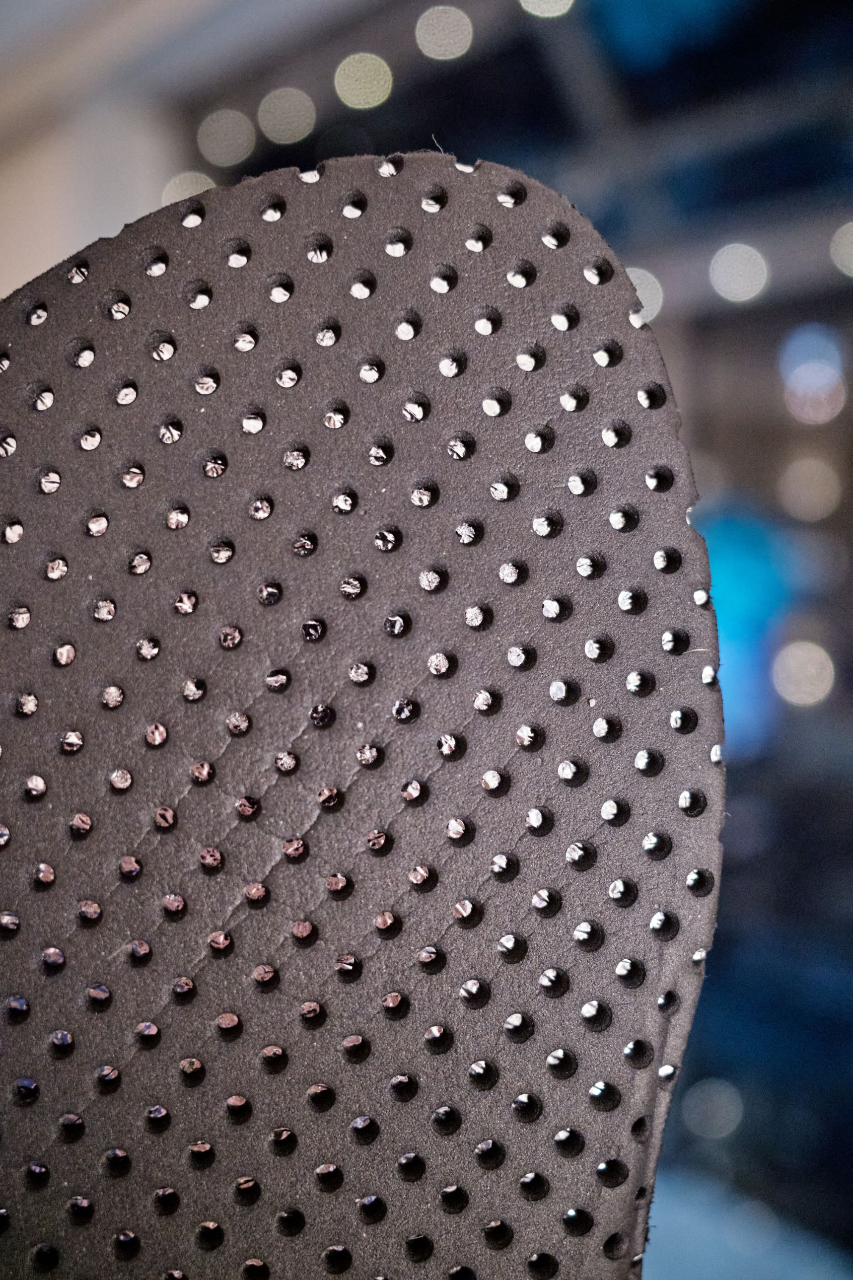  The heat-reflecting insoles of the Denver are designed to trap heat and are made from similar materials to those first developed for space exploration, emergency rescue, and post-marathon huddles