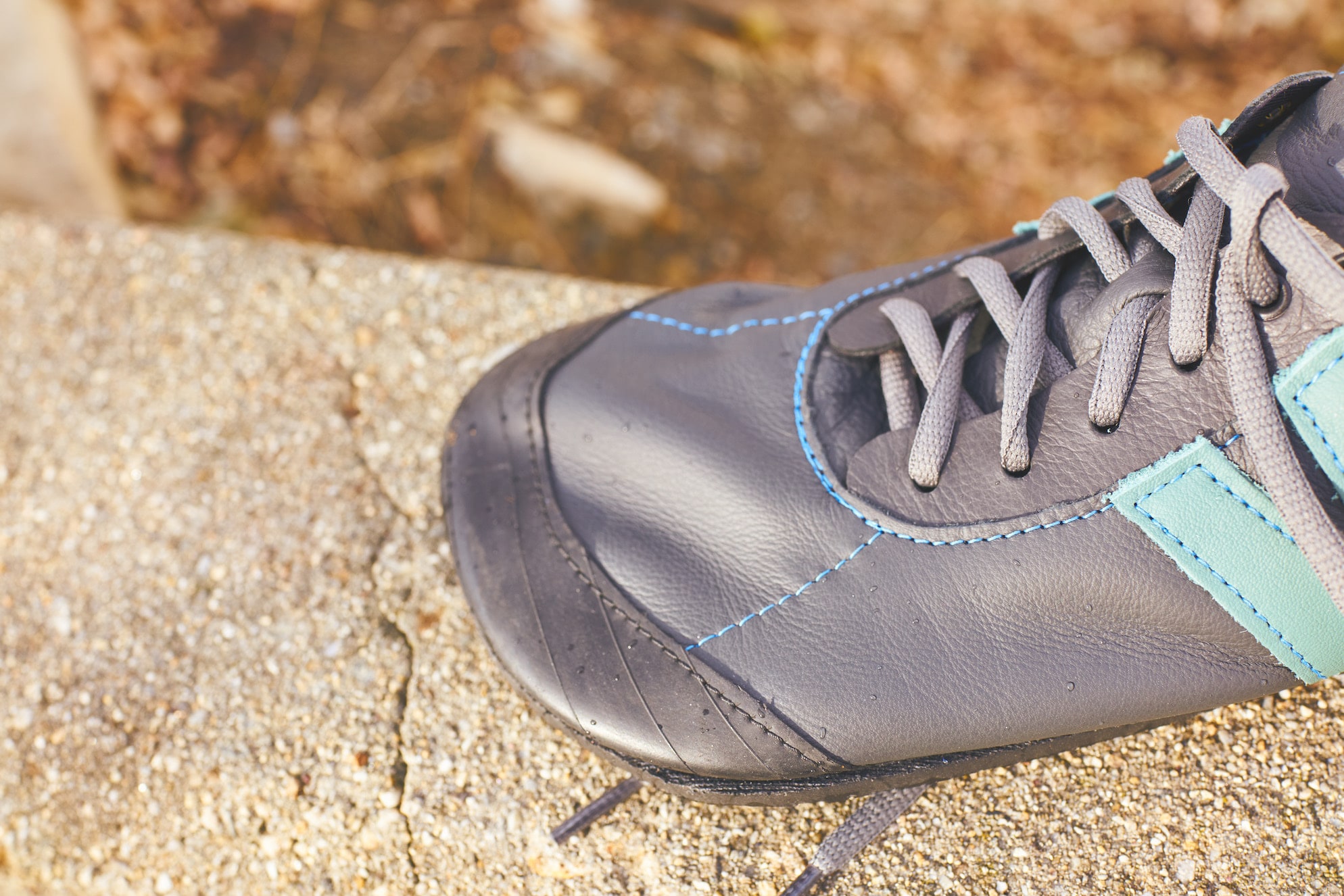  The upcycled bike tire toecap provides good protection, while maintaining flexibility