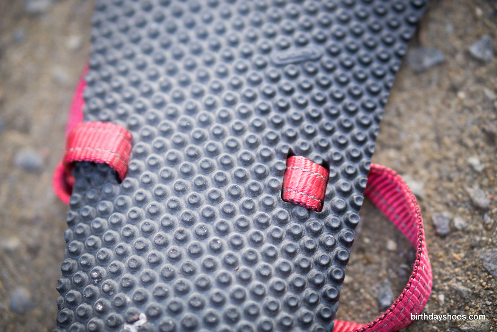 New for this generation, Earth Runners moved the interior strap loop inwards to bring it closer to the foot
