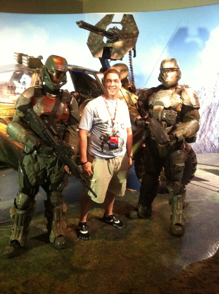 Tom sports his Speed FiveFingers at the Penny Arcade Expo between two Halo chiefs!