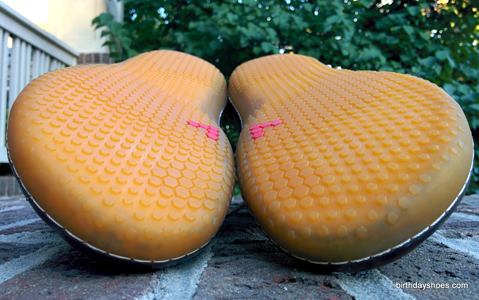 The Gobi II features a the new 3mm "V - LIFE" sole.