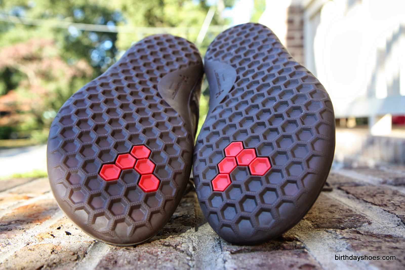 The Vivo Barefoot Scott has a 4mm thick, concave hexagonal rubber sole.