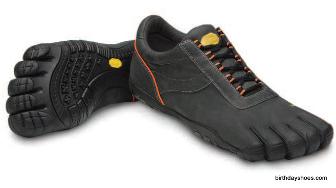 A leatherized version of the Speed XC for men only, this new FiveFingers model is water-resistant (as compared to the Trek LS, which is not!).