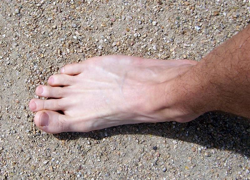 Длинный палец на ноге мужчины. Указательный палец на ноге.