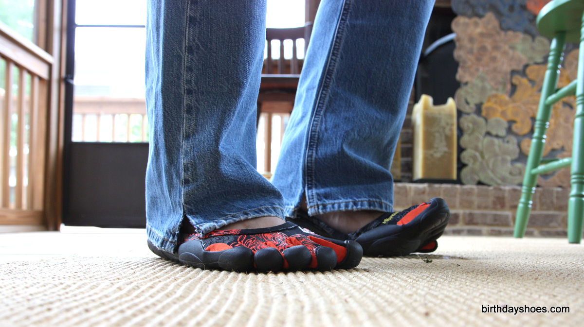 Tear-up the sides of a pair of jeans so they lay down better over your feet makes any pair of toe shoes look a little more natural. That's definitely the case with Classic FiveFingers with their low-cut instep.