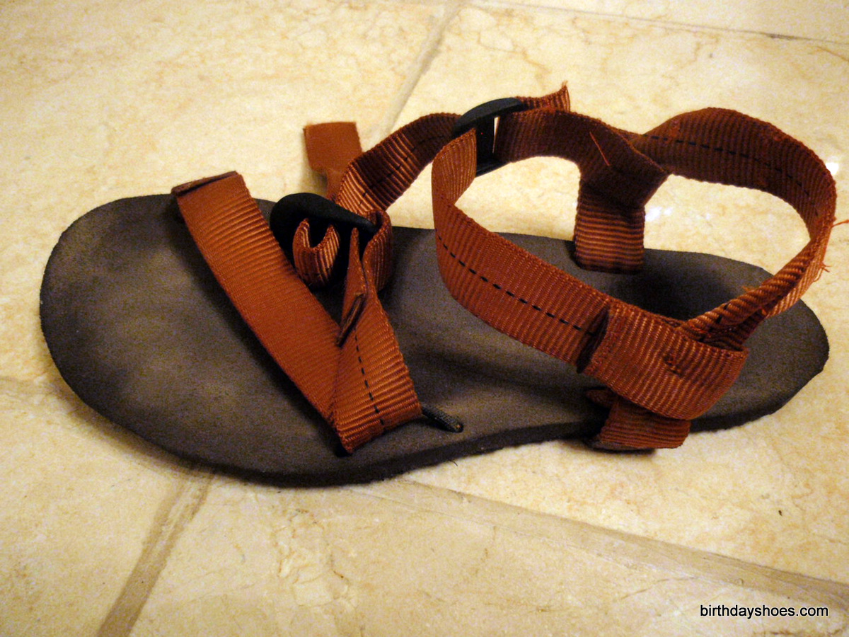 A sideview of the Unshoes Pah Tempe with the 10mm brown Vibram Newflex rubber sole and the brown webbing.